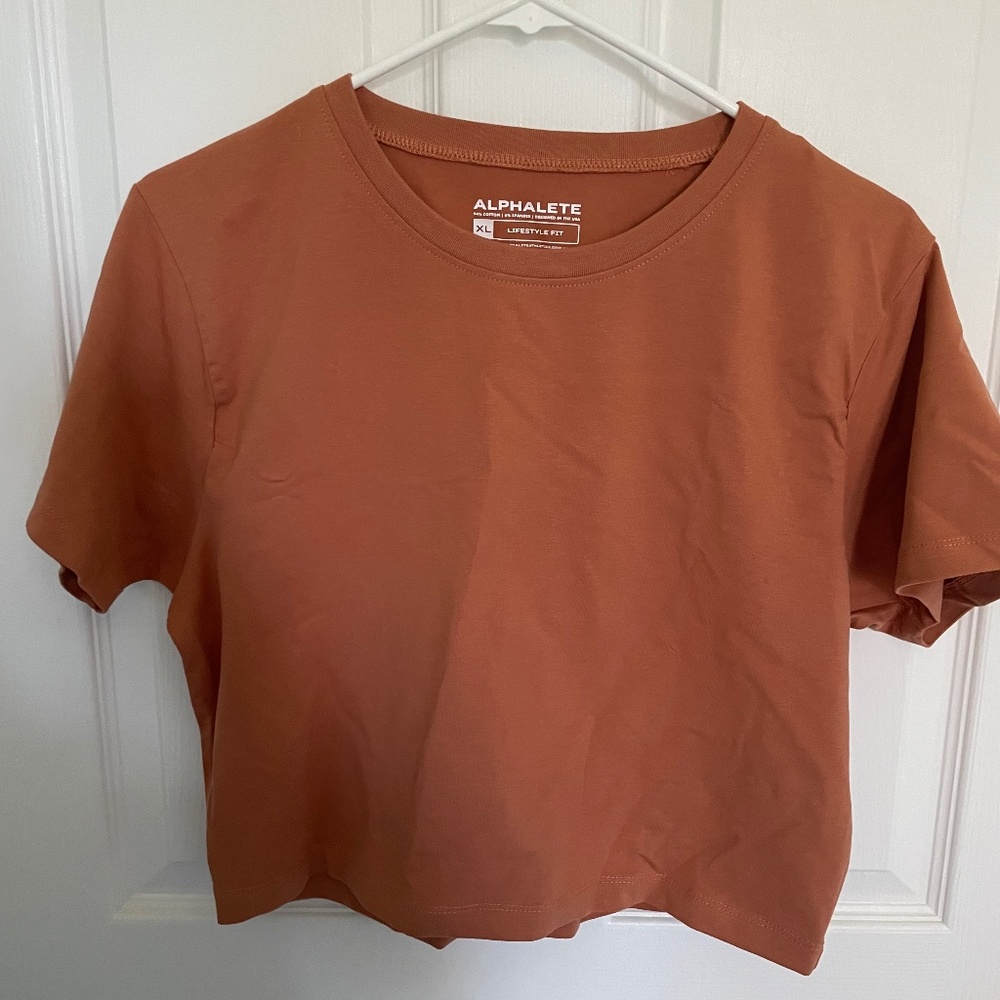 Alphalete-cropped short sleeve